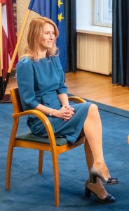 爱沙尼亚总理卡娅·卡拉斯穿优雅蓝裙腿穿肉丝高跟接受采访（第4张/共22张）