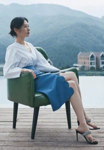 时尚女王刘敏涛为旅游杂志拍摄大片，魅力高跟鞋成为焦点（第1张/共3张）