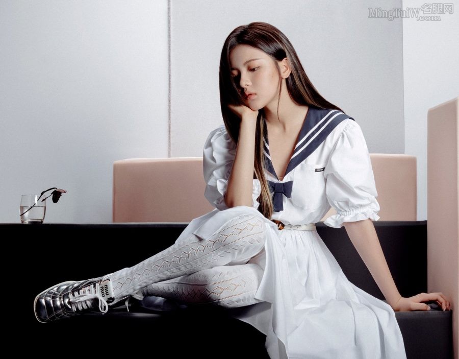 杨超越为时尚杂志拍摄美腿写真（第3张/共4张）