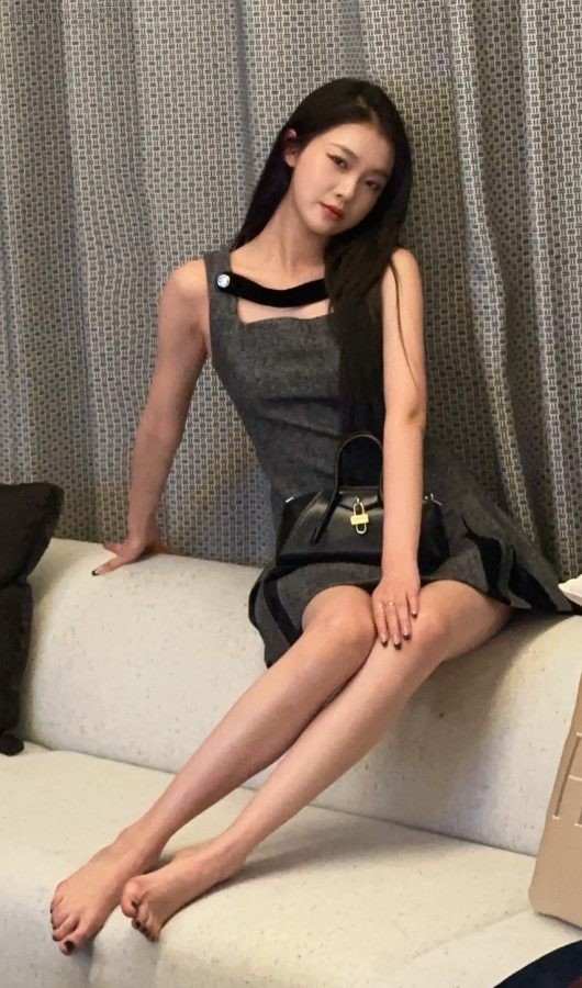 周梓倩坐在酒店的沙发上拍照大修美腿玉足（第1张/共3张）