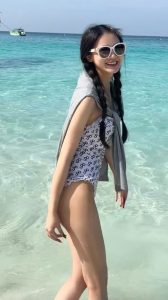 周梓倩穿泳衣展示自己娇小的身材和修长的美腿（第5张/共7张）