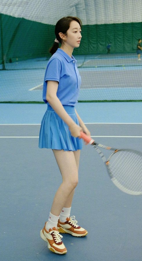 蒋梦婕在球场穿蓝色网球裙露出少女腿（第1张/共4张）