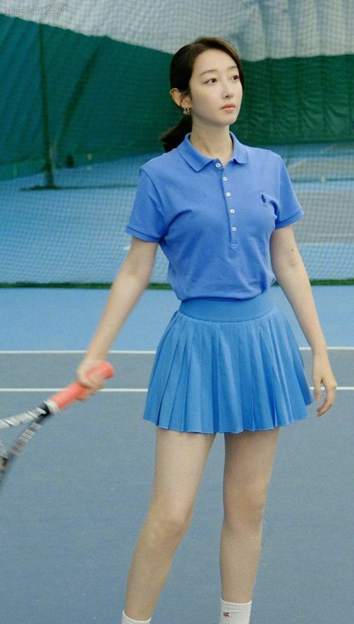 蒋梦婕在球场穿蓝色网球裙露出少女腿（第3张/共4张）