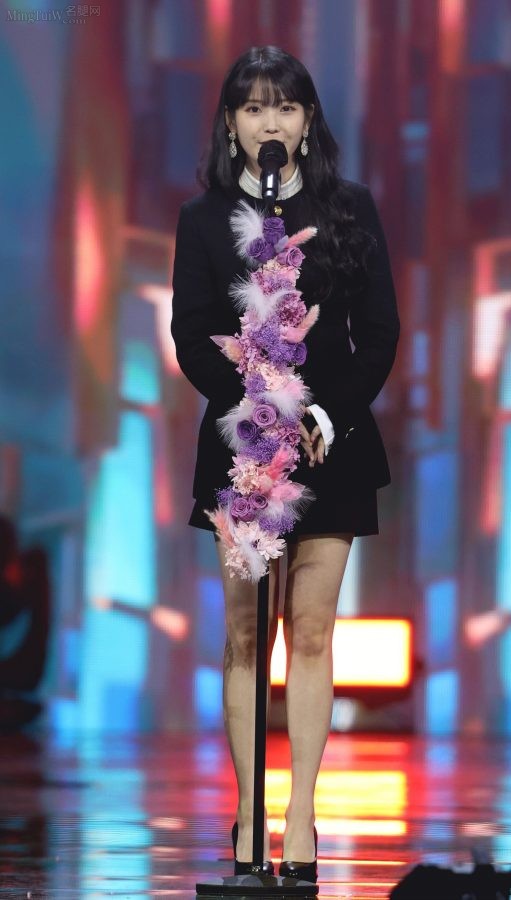 韩国美腿女歌手李知恩踩防水台细高跟上台领奖（第4张/共5张）