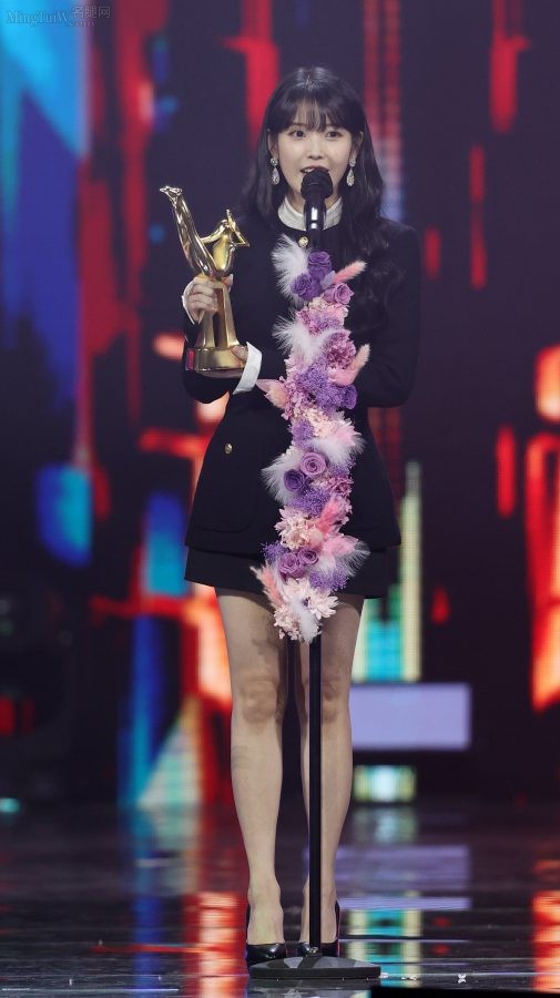 韩国美腿女歌手李知恩踩防水台细高跟上台领奖（第5张/共5张）