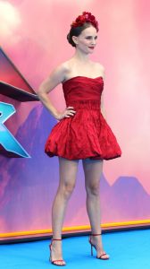 娜塔莉·波特曼穿低胸红色超短裙踩红色细高跟展露美腿玉足（第3张/共13张）
