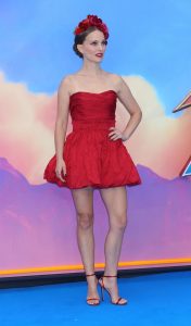 娜塔莉·波特曼穿低胸红色超短裙踩红色细高跟展露美腿玉足（第4张/共13张）