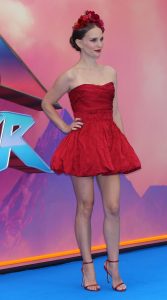 娜塔莉·波特曼穿低胸红色超短裙踩红色细高跟展露美腿玉足（第6张/共13张）