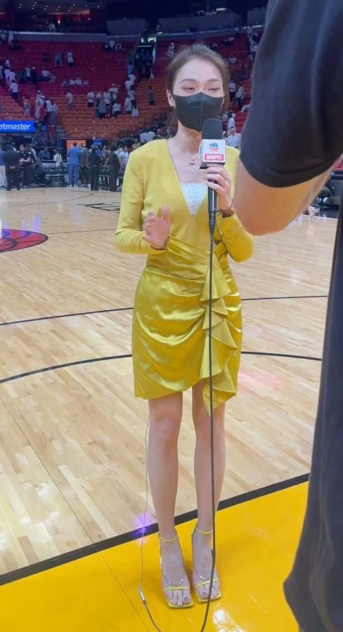 NBA前方记者孟超身穿黄金圣衣短裙+凉高跟（第1张/共2张）