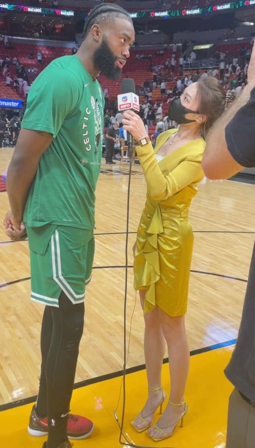 NBA前方记者孟超身穿黄金圣衣短裙+凉高跟（第2张/共2张）