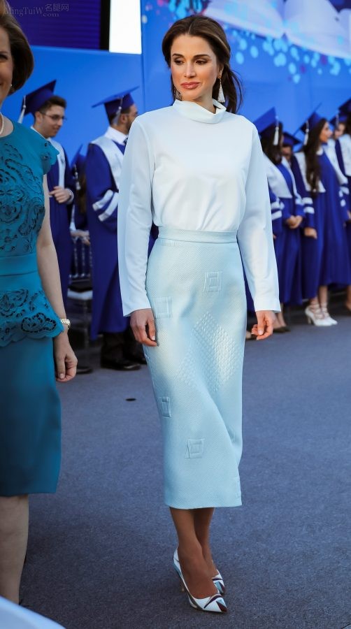 Queen Rania穿一条淡雅蓝色长裙，脚穿肉丝配尖头高跟参加活动（第1张/共3张）