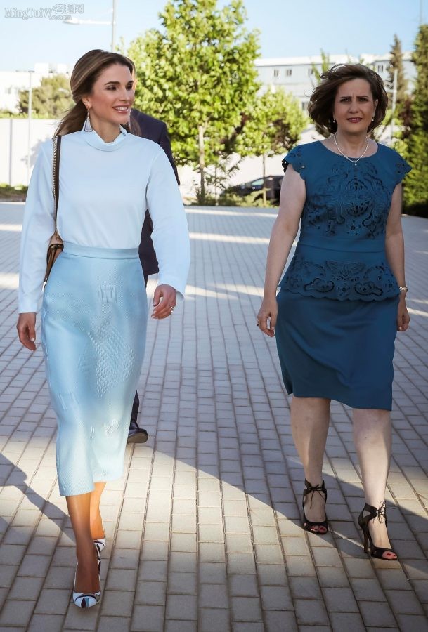 Queen Rania穿一条淡雅蓝色长裙，脚穿肉丝配尖头高跟参加活动（第3张/共3张）