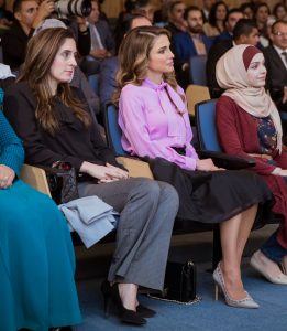 爱穿丝袜的约旦王后Queen Rania踩细高跟出席会议（第2张/共4张）