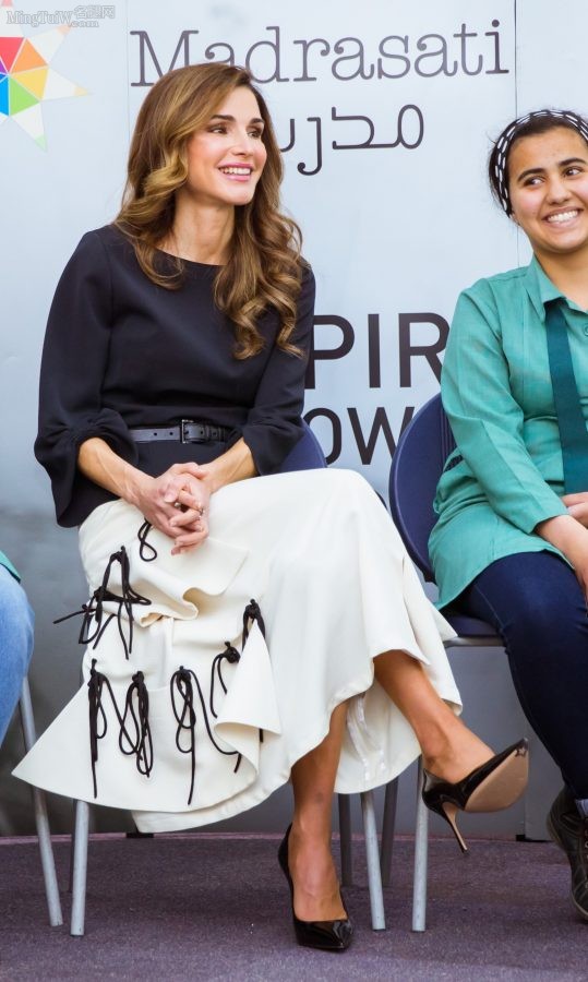 Queen Rania穿尖头细高跟翘脚坐姿亮鞋底（第1张/共2张）
