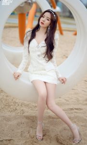 可爱的小姐姐陈卓璇身穿白色超短裙美腿交叉坐姿（第2张/共6张）