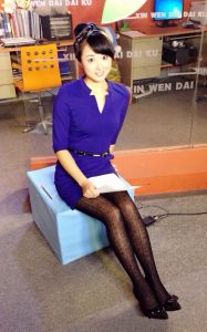 女主持人杜悦美腿穿黑丝录制节目（第1张/共3张）