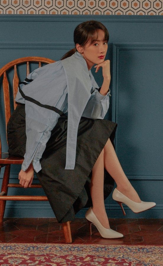 袁冰妍拍摄写真照片，穿白色高跟鞋翘腿展现女人魅力（第1张/共4张）