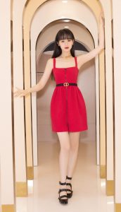 袁冰妍参加DIOR迪奥品牌派对活动，穿上一条小短裙展示少女风姿（第3张/共16张）