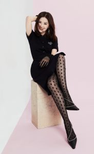 蔡卓妍美腿穿圆点黑丝袜为杂志拍摄写真大片（第1张/共3张）
