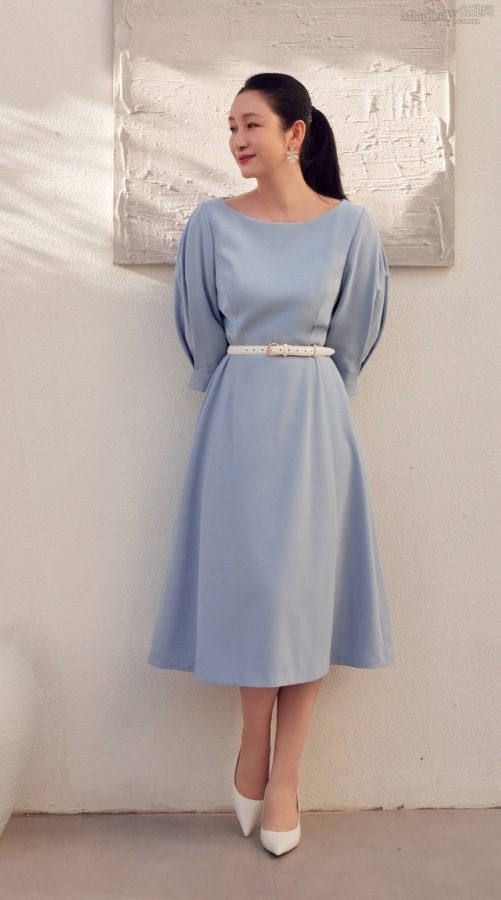 秦海璐一条蓝裙配白色尖头高跟气质气质优雅（第1张/共2张）