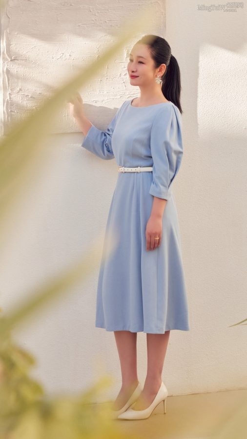 秦海璐一条蓝裙配白色尖头高跟气质气质优雅（第2张/共2张）
