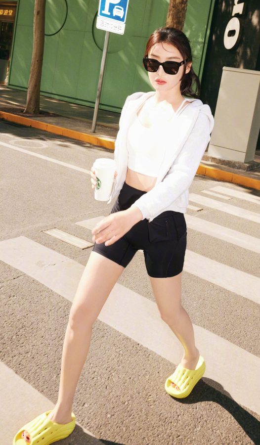 袁姗姗穿紧身运动短裤大秀修长玉腿和翘臀（第8张/共9张）