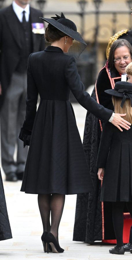 英国王妃Kate Middleton腿穿黑丝配细高跟优雅高贵出席活动（第2张/共2张）