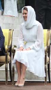 英国王妃Kate Middleton出访时脱掉高跟鞋露出肉丝脚（第1张/共24张）