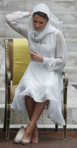 英国王妃Kate Middleton出访时脱掉高跟鞋露出肉丝脚（第2张/共24张）