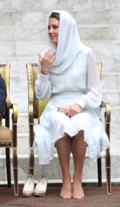 英国王妃Kate Middleton出访时脱掉高跟鞋露出肉丝脚（第4张/共24张）