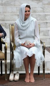 英国王妃Kate Middleton出访时脱掉高跟鞋露出肉丝脚（第5张/共24张）