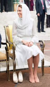 英国王妃Kate Middleton出访时脱掉高跟鞋露出肉丝脚（第6张/共24张）