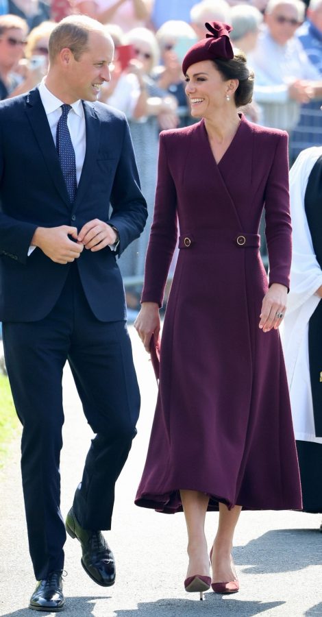 这次时紫色的王妃Kate Middleton踩细高跟优雅现身（第2张/共5张）