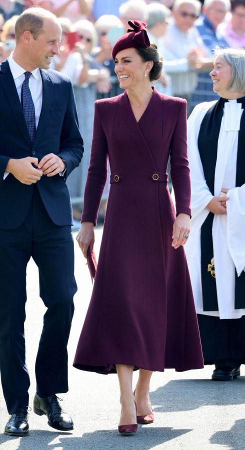 这次时紫色的王妃Kate Middleton踩细高跟优雅现身（第3张/共5张）