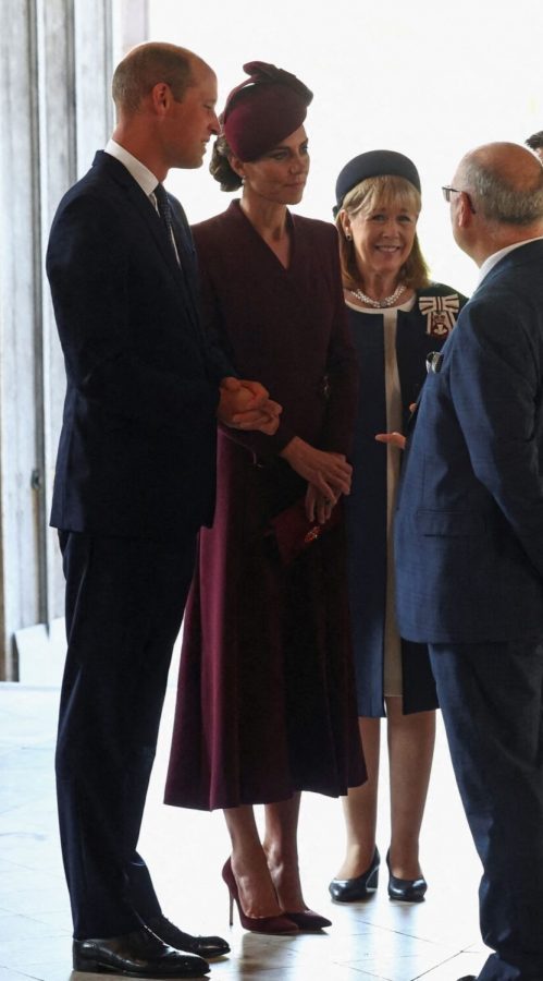 这次时紫色的王妃Kate Middleton踩细高跟优雅现身（第4张/共5张）