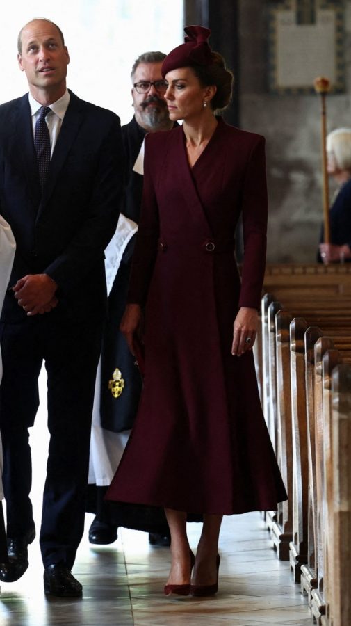 这次时紫色的王妃Kate Middleton踩细高跟优雅现身（第5张/共5张）