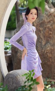 陈都灵身穿紫色丝绒超短裙，阳光照射一双细美腿（第5张/共9张）