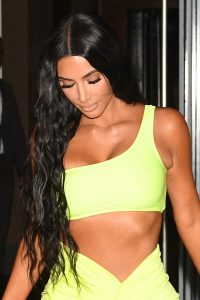 Kim Kardashian穿高开衩裙外出内裤也是绿色的（第5张/共59张）