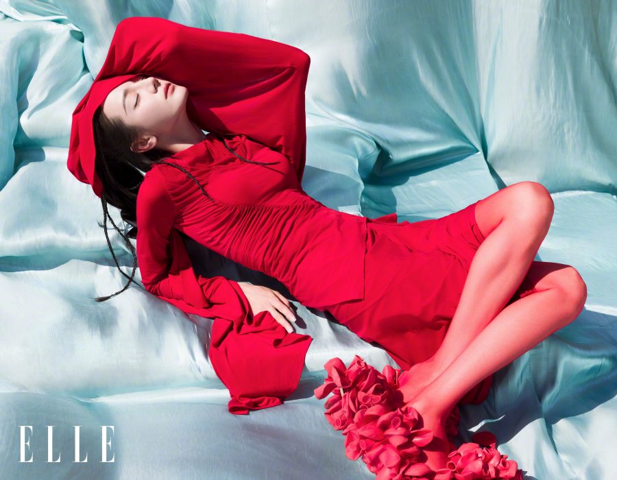 迪丽热巴为ELLE杂志拍摄纯洁缤纷大片，腿穿红丝袜姿态慵懒（第1张/共10张）