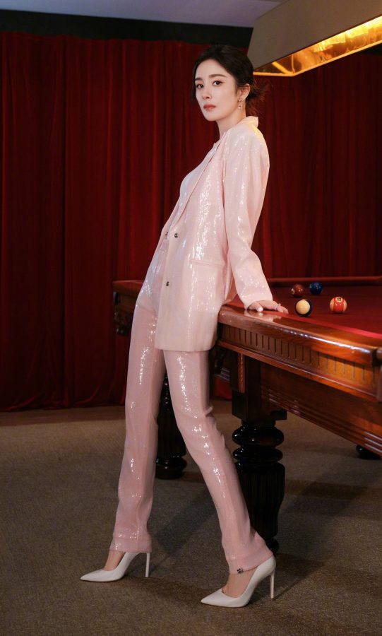 美姐杨幂身穿粉色西装踩白色高跟鞋在台球厅里拍摄玉照（第1张/共9张）