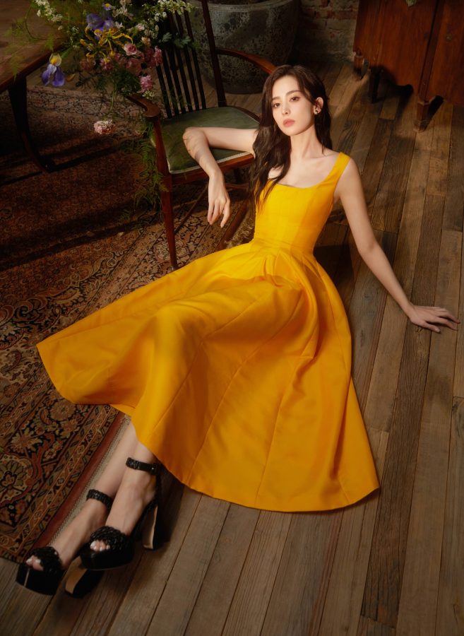 古力娜扎穿低胸黄裙，脚踩黑色防水台高跟鞋气质卓越（第1张/共7张）
