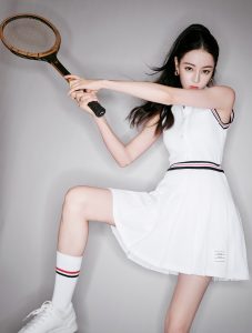 网球美少女迪丽热巴身穿洁白运动套装玉腿光洁笔直活力四射（第5张/共14张）