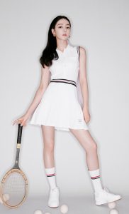 网球美少女迪丽热巴身穿洁白运动套装玉腿光洁笔直活力四射（第3张/共14张）