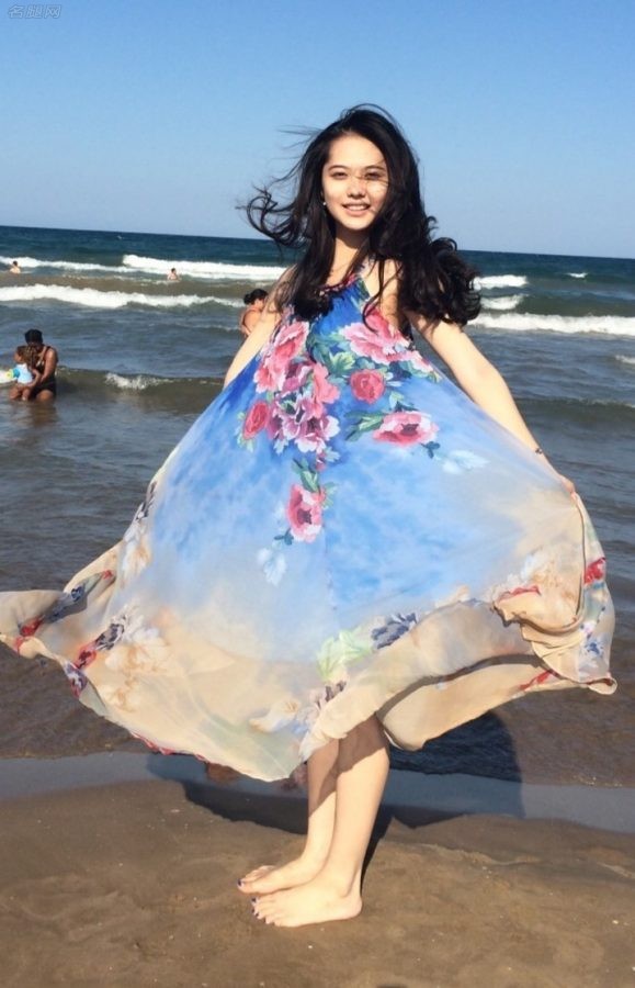 姜珮瑶光着白足踩在海滩上（第1张/共8张）