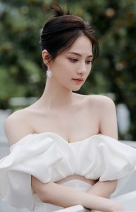 姜珮瑶参加上海电视节穿一袭低胸礼服优雅性感（第3张/共12张）