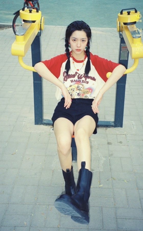 庄达菲90年代怀旧胶卷风格白美腿照（第4张/共5张）