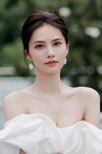 姜珮瑶参加上海电视节穿一袭低胸礼服优雅性感（第2张/共12张）