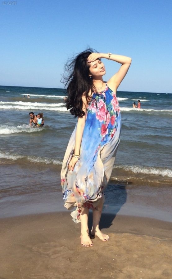 姜珮瑶光着白足踩在海滩上（第4张/共8张）