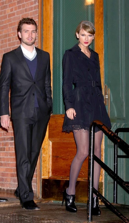 Taylor Swift长腿穿丝袜高跟和弟弟逛街（第3张/共15张）