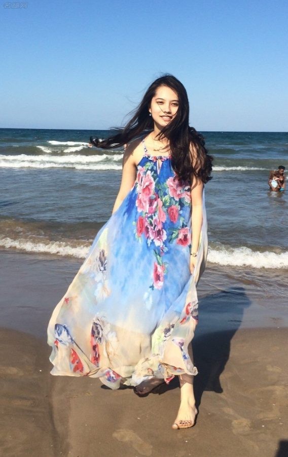 姜珮瑶光着白足踩在海滩上（第6张/共8张）